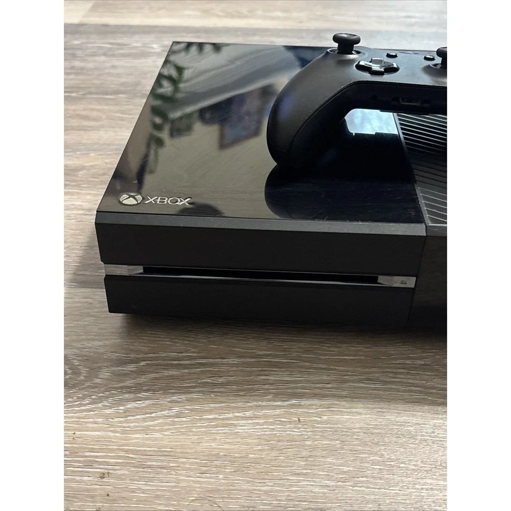 Original Microsoft Xbox One 500GB Console (Model 1540) with Wireless Controller